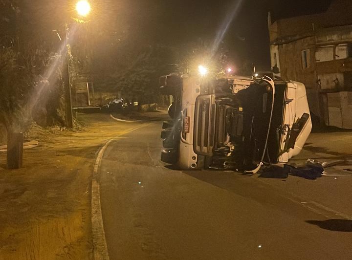 Carreta Carregada Mdf Tomba Em Rio Pomba Mg Reporterkadufontana