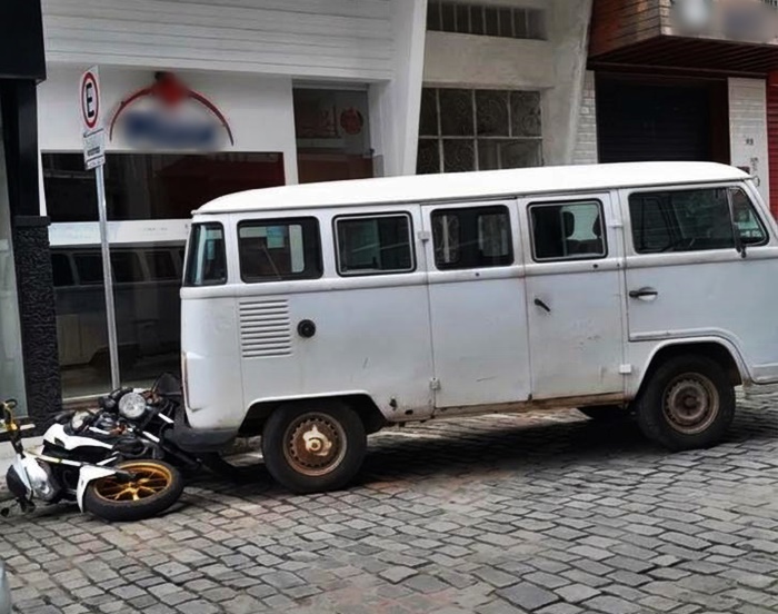 Kombi desgovernada atinge motocicletas no centro de São João Nepomuceno